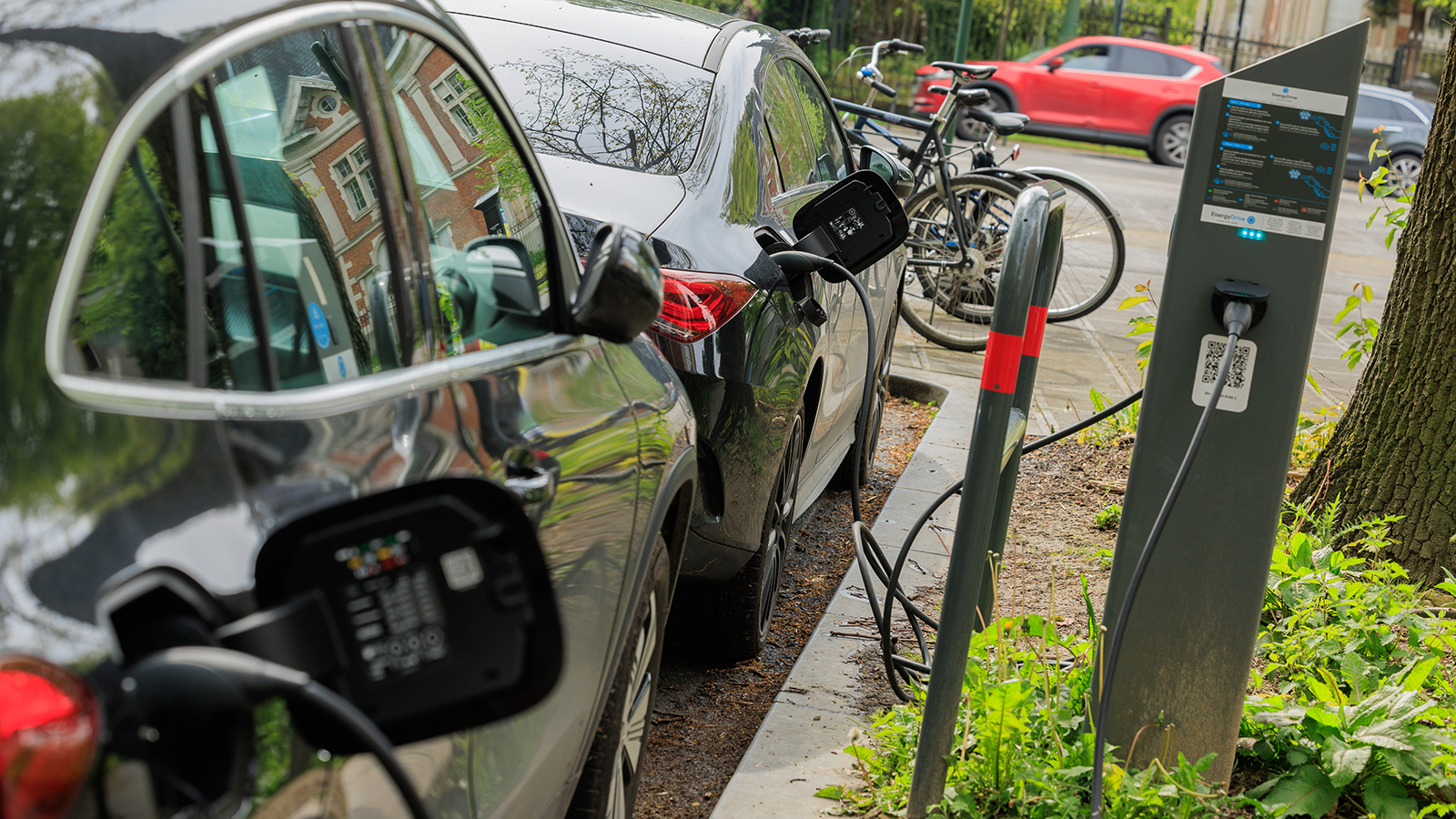 Estación de carga pública para vehículos eléctricos.