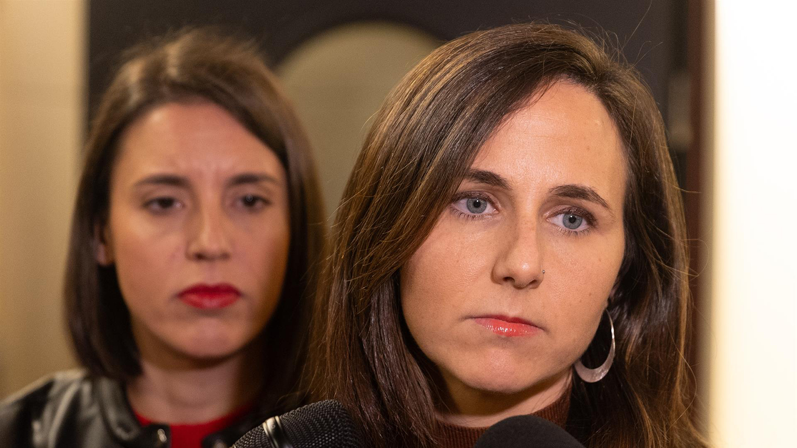 La eurodiputada de Podemos, Irene Montero y la secretaria general de Podemos y diputada, Ione Belarra.