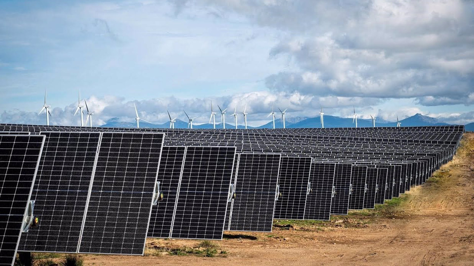 Parque de placas solares y eòlico.