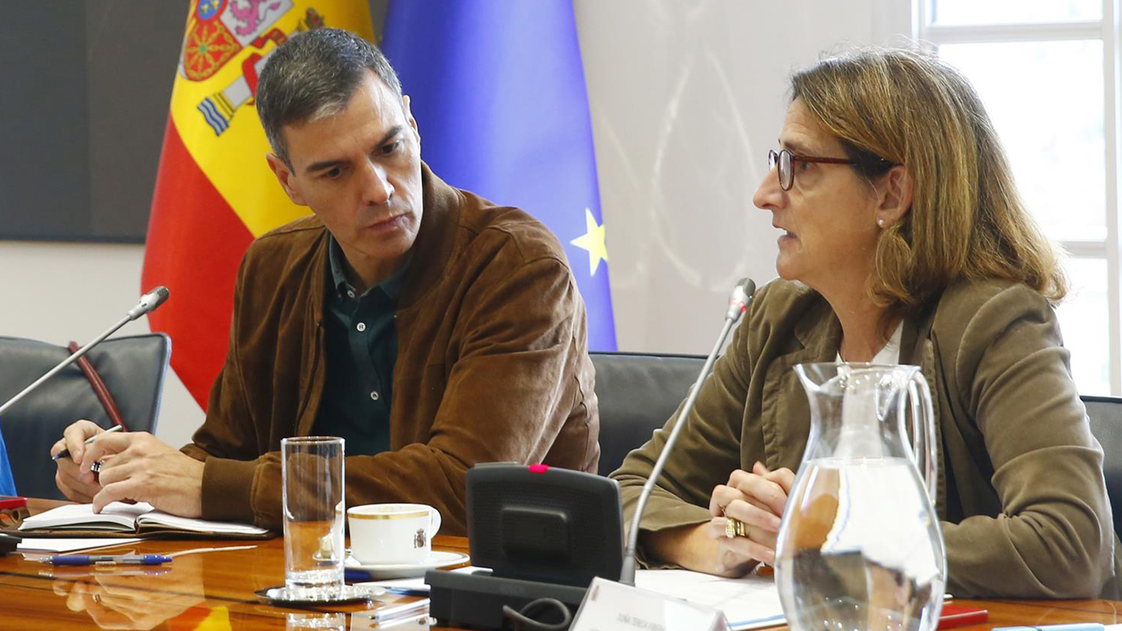 Pedro Sánchez y Teresa Ribera durante una reunión del Comité de crisis para el seguimiento de los efectos de la DANA