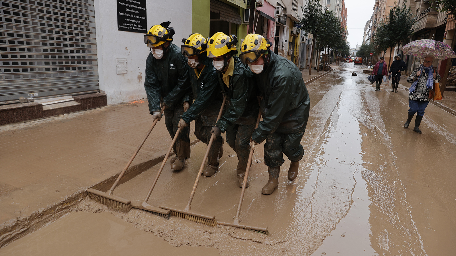 Un grupo de bomberos de Málaga trabaja en la limpieza de calles en Catarroja (Valencia) este miércoles.