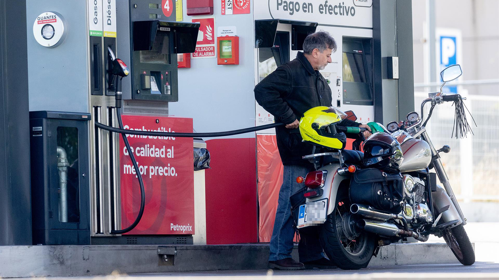 Clientes se abastecen de gasolina en una gasolinera, a 28 de octubre de 2024, en Madrid (España).