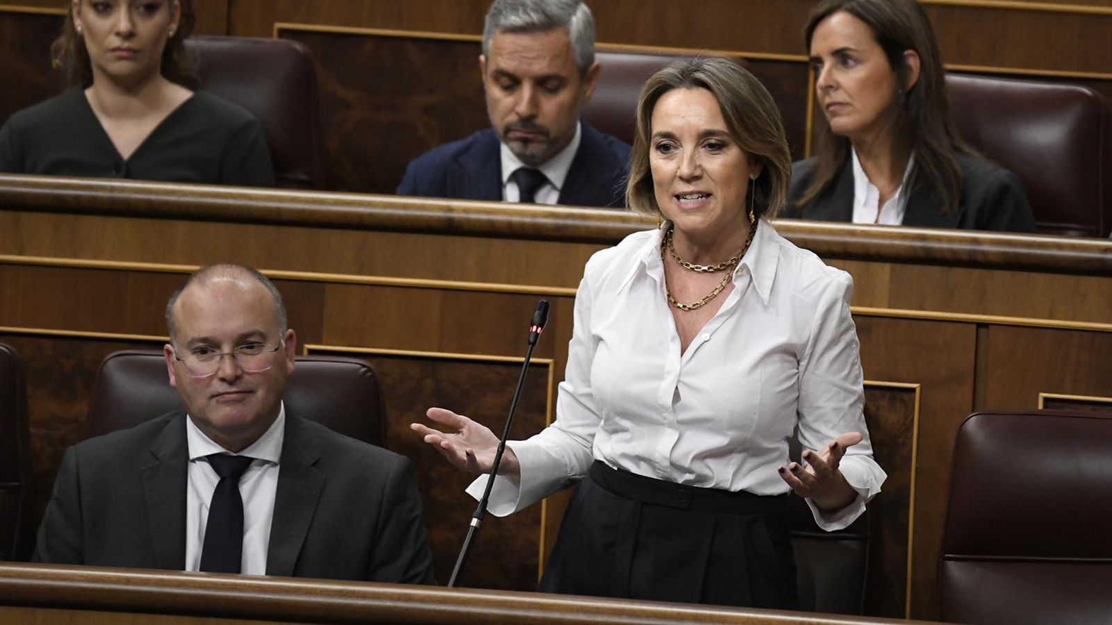 La secretaria general del PP, Cuca Gamarra, interviene durante una sesión de control al Gobierno.