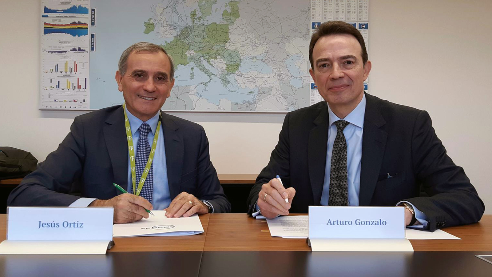 El CEO de Heidelberg Materials Hispania, Jesús Ortiz, y el CEO de Enagás, Arturo Gonzalo, en la firma del acuerdo.