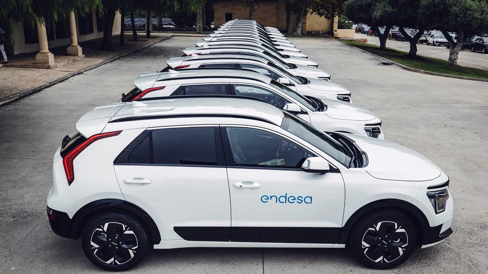 Kia España entrega a Endesa 235 automóviles electrificados para la renovación de su flota. 