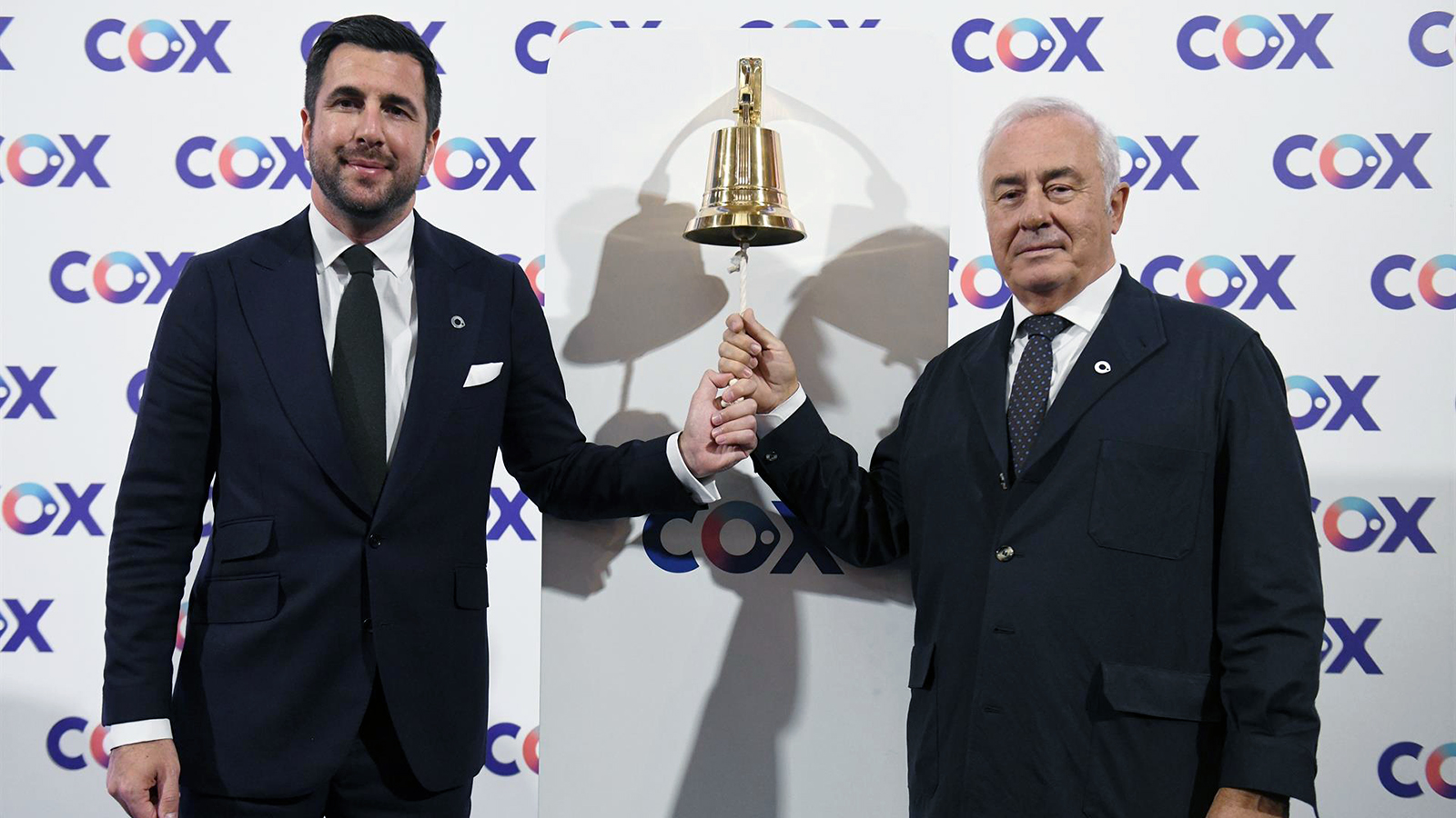 Uno de los accionistas de Cox Alberto Zardoya, de la familia que fundó el grupo de ascensores Zardoya y el CEO de Cox, Enrique Riquelme, tocan la campana durante la ceremonia de salida a Bolsa de Cox, en el Palacio de la Bolsa de Madrid.