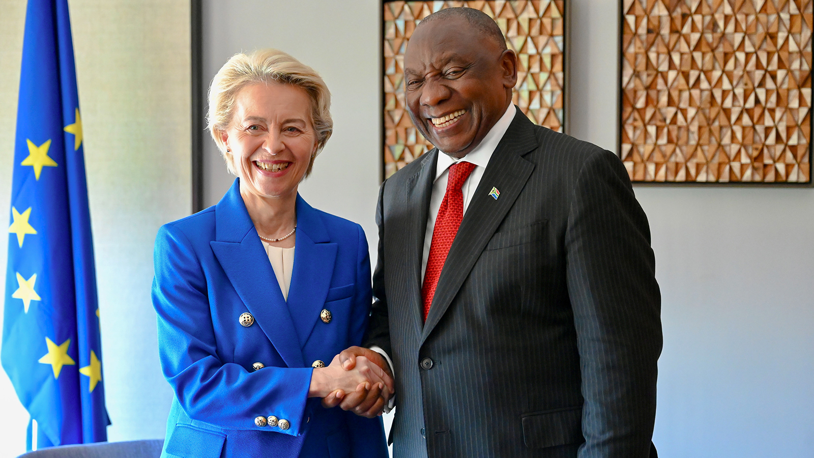 La presidenta de la CE, Ursula von der Leyen y el presidente de Sudáfrica, Cyril Ramaphosa, en el G20.