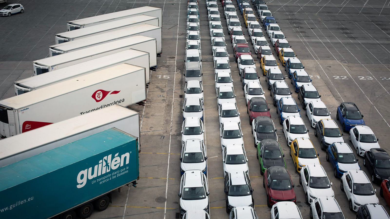  Un conjunto de coches aparcados en el puerto de Barcelona. - David Zorrakino - Europa Press