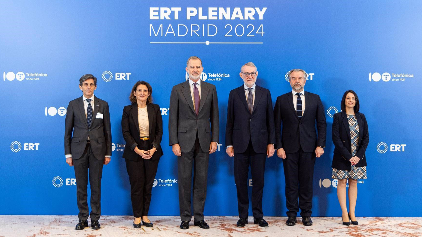 Presidente de Telefónica, José María Álvarez-Pallete; vicepresidenta tercera del Gobierno, Teresa Ribera; el Rey Felipe VI; el presidente de la ERT, Jean-François van Boxmeer; Anthony Gooch Gálvez, S.General de ERT y Rebeca Torró.