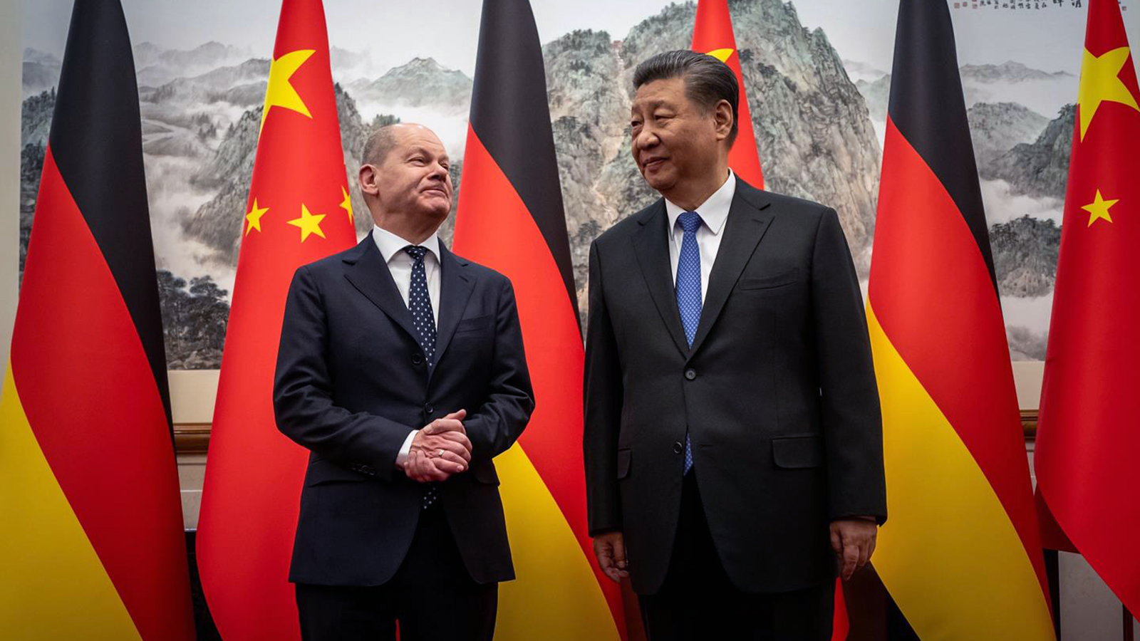 El presidente chino, Xi Jinping, recibe al canciller alemán Olaf Scholz en la Casa de Invitados del Estado. 