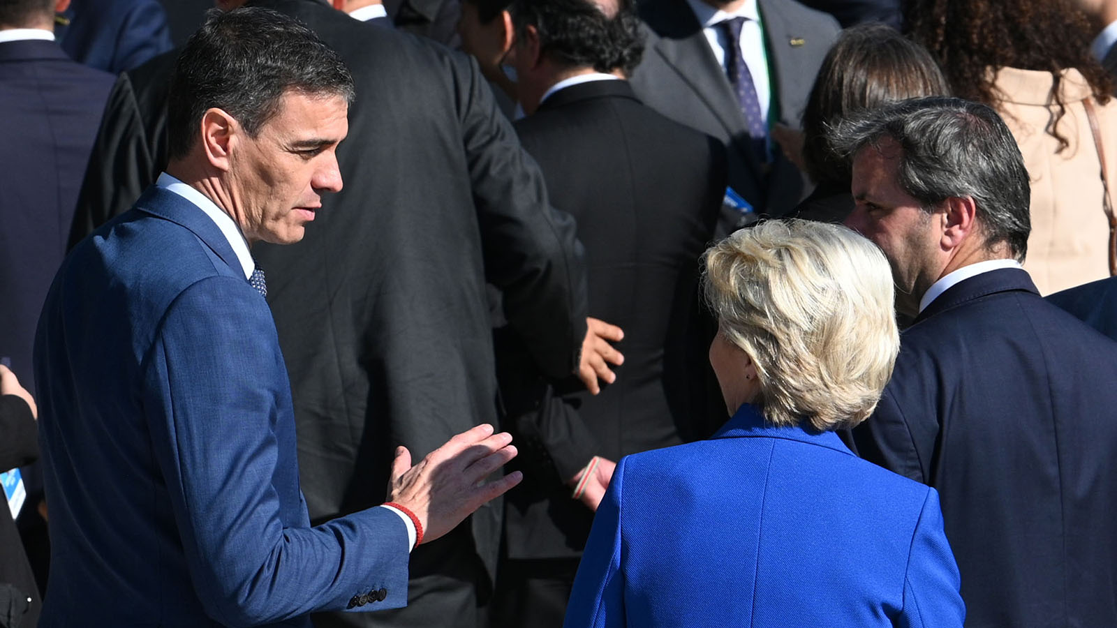 Pedro Sánchez, conversa con la presidenta de la Comisión Europea, Ursula von der Leyen.