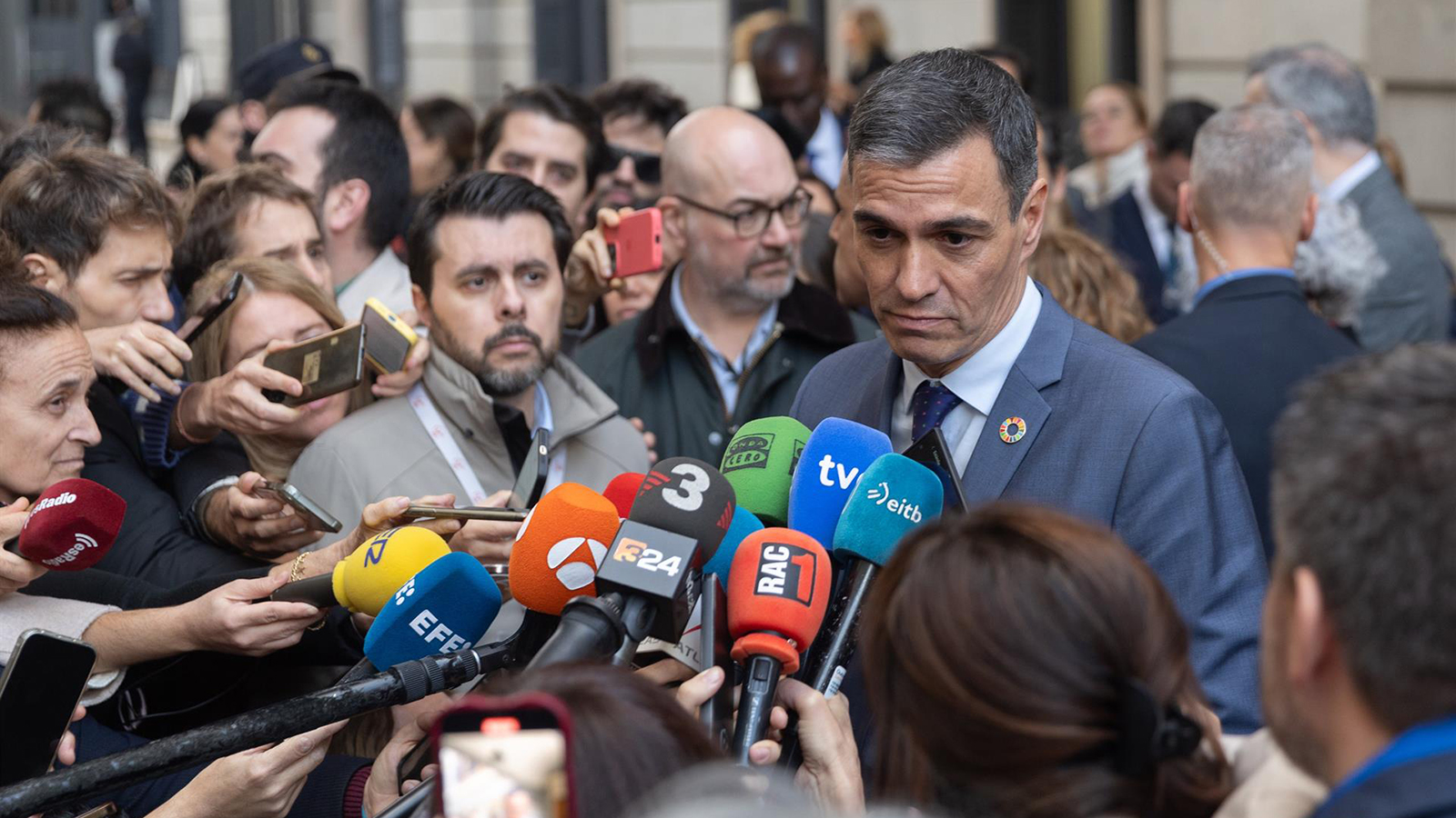 El presidente del Gobierno, Pedro Sánchez, atiende a los medios de comunicación a su salida del pleno.