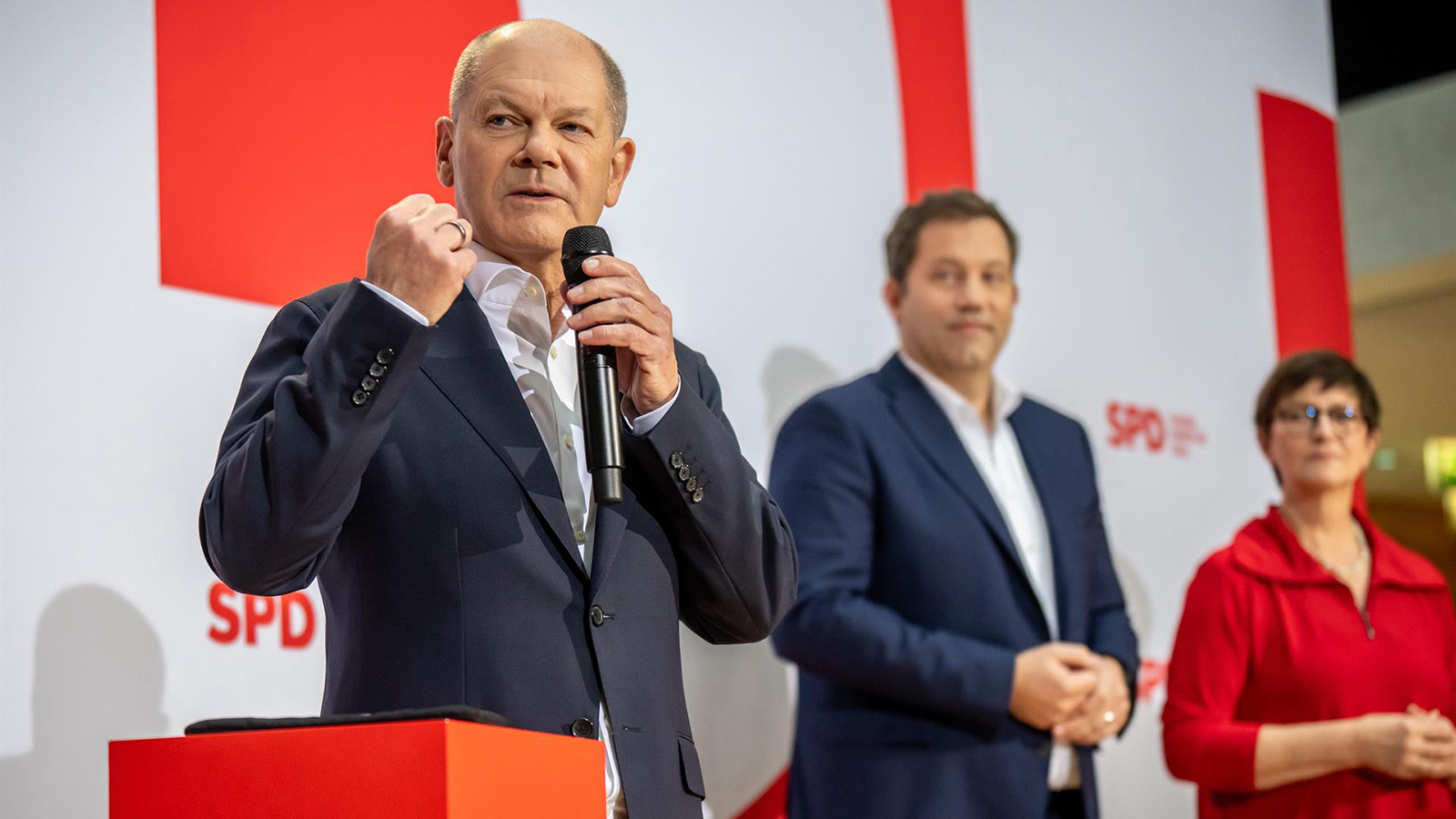 El canciller de Alemania, Olaf Scholz, habla junto a los presidentes federales del SPD, Saskia Esken y Lars Klingbeil.