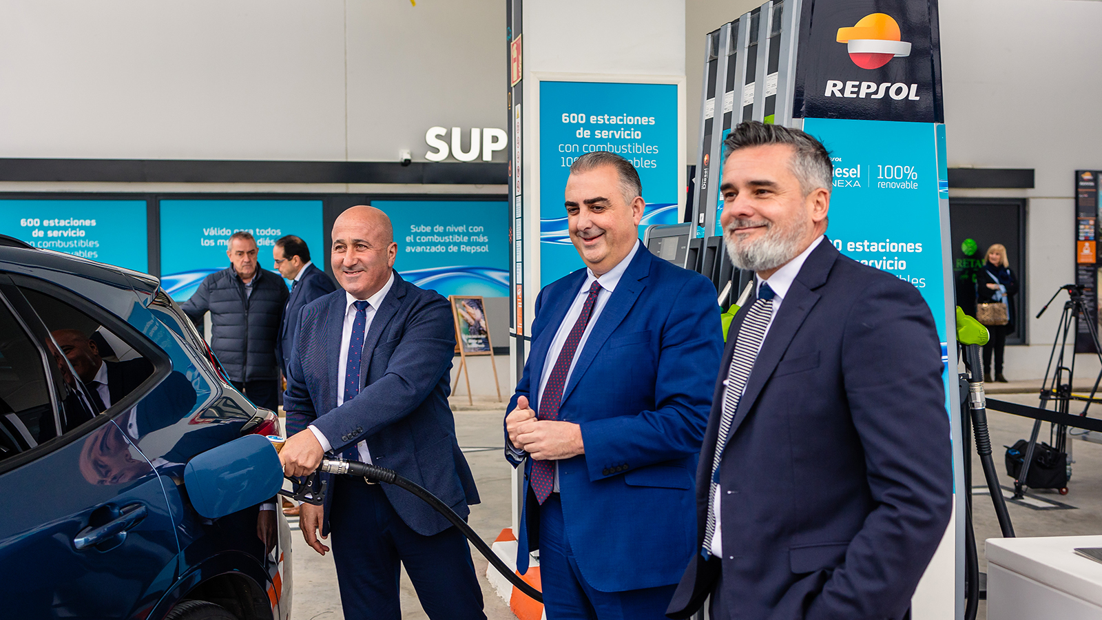 Autoridades cántabras realizando un repostaje de combustibles renovables en la estación de servicio de Cartes.