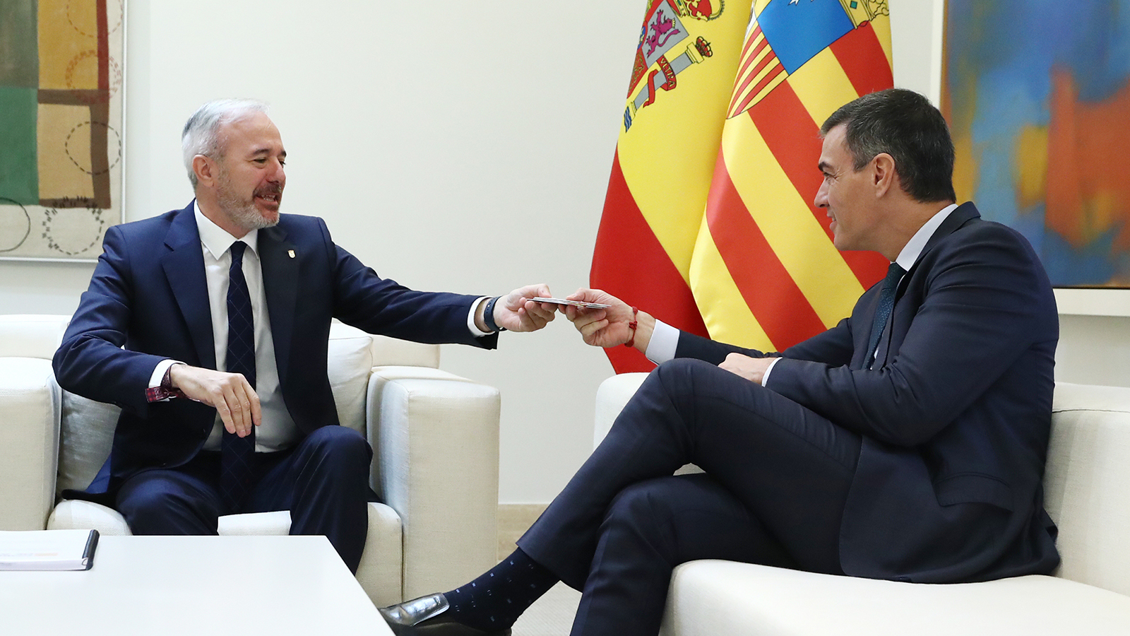 El presidente del Gobierno, Pedro Sánchez, durante su encuentro con el presidente de Aragón, Jorge Antonio Azcón.