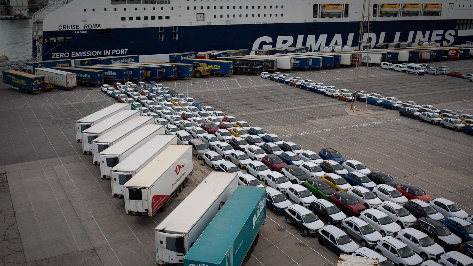 Camiones y vehículos para la exportación en el Puerto de Barcelona.