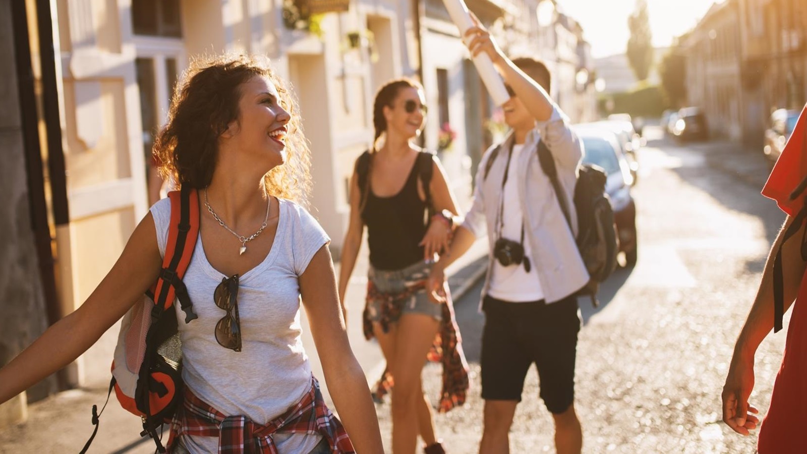 Cuatro viajeros disfrutando de un soledo día de vacaciones en una ciudad