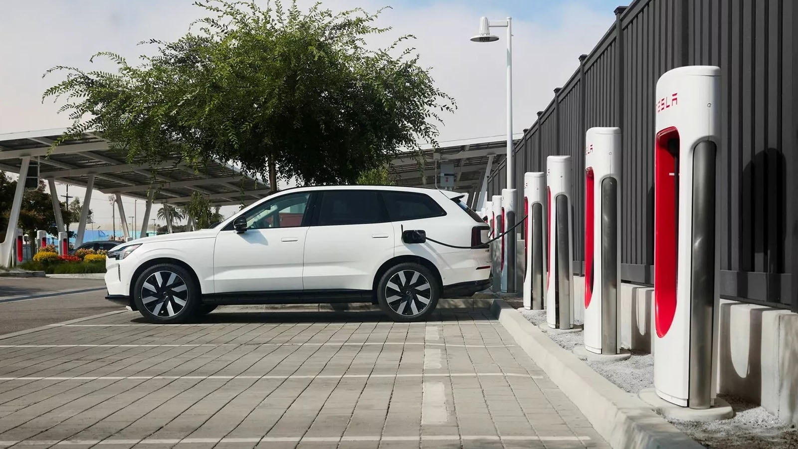 La red de recarga está mejor valorada en China y EEUU que en Europa.  - Tesla /></p><p>Para los más de <strong>15.000 encuestados</strong> por Shell pertenecientes a casi todas las regiones del mundo, destacando zonas como Gran Bretaña, Alemania China o la propia Estados Unidos, el principal impedimento para cambiar tipo de vehículo es el precio. Porque según Shell adquirir un modelo cero emisiones es de <strong>media un <a href=