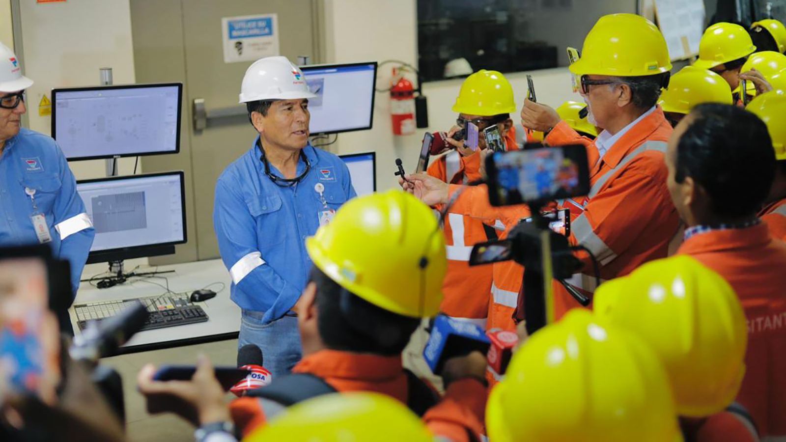Trabajadores de Petroperú en la refinería de Talara en Perú. - Petroperú