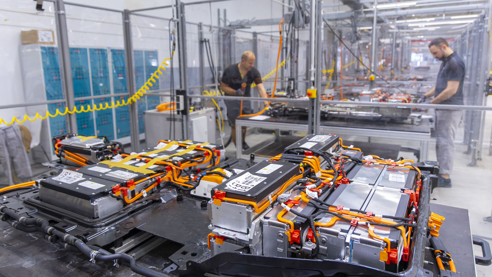 Centro de baterías de Opel en Rüsselheim. - Opel /></p><p>La organización también pone el acento en la importancia de la economía circular: <strong>reutilizar y reciclar baterías usadas</strong> podría reducir significativamente las emisiones asociadas a su fabricación, pero por ahora, la infraestructura para hacerlo a gran escala aún está dando sus primeros pasos. El mensaje de Greenpeace es claro: el coche eléctrico puede ser una parte clave de la solución al cambio climático, pero <strong>solo si toda la cadena de producción, y especialmente la de las baterías, se descarboniza de verdad</strong>. De lo contrario, podríamos estar cambiando una fuente de contaminación por otra, menos visible pero igual de preocupante. En definitiva, la electrificación del transporte es una oportunidad histórica, pero para que sea realmente sostenible, hay que mirar más allá del tubo de escape y exigir que la energía que mueve el futuro sea limpia desde el principio hasta el final.</p></div></body></html>