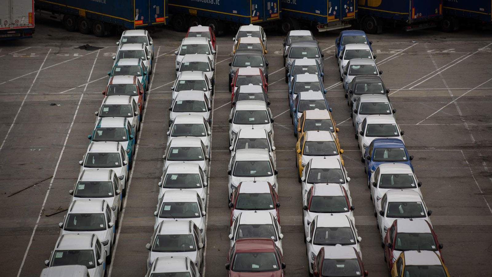  Un conjunto de coches aparcados en el puerto de Barcelona, a 30 de mayo de 2022, en Barcelona, Cataluña (España). - David Zorrakino - Europa Press /></p><p>Por detrás hay varios puntos a resaltar siendo el primero el hecho de que <a href=