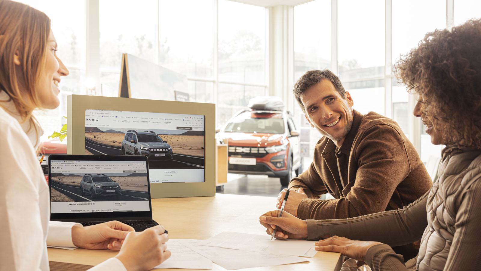 Es necesario saber cómo y qué fabricantes lo dan.  - Dacia /></p><p>El tema, como decimos, es que históricamente su relación con el sector del automóvil no ha sido muy estrecha hasta la llegada de los vehículos eléctricos. Y es que la adquisición de un coche cero emisiones contribuye a la consecución de <strong>grandes ahorros energéticos si lo comparamos con un vehículo tradicional de combustión</strong> ya que, desde que se ponen en circulación logran reducir de manera drástica las emisiones de CO2 que se emiten a la atmósfera.</p>
<blockquote><p>Relacionado:</p><p><a href=