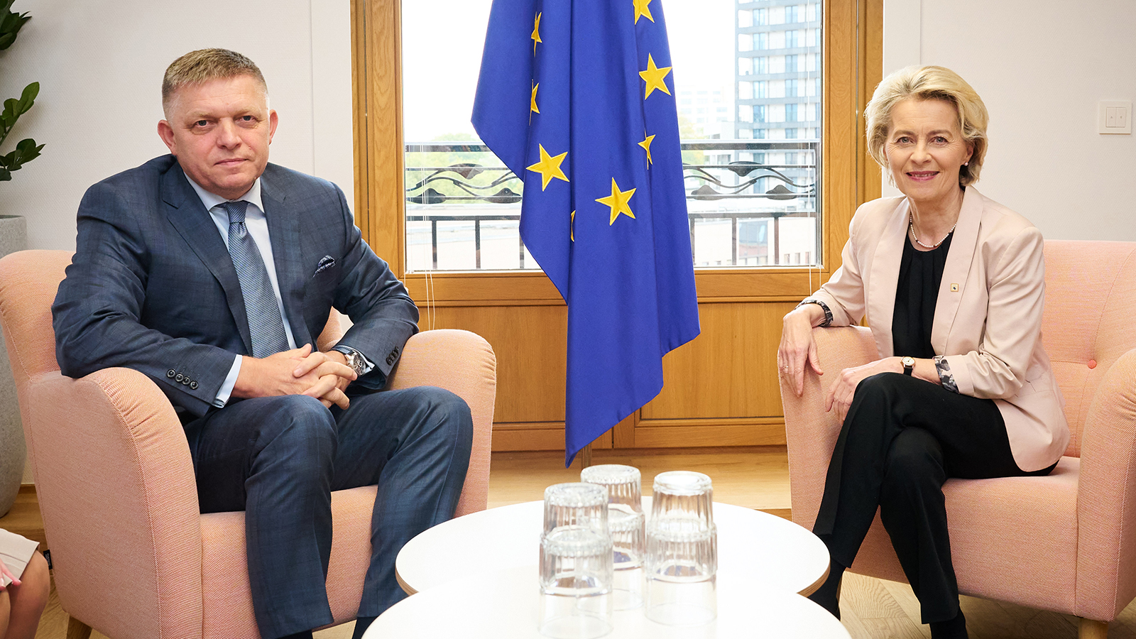 Eel primer ministro de Eslovaquia, Robert Fico y la presidenta de la CE, Ursula von der Leyen. - Dati Bendo
