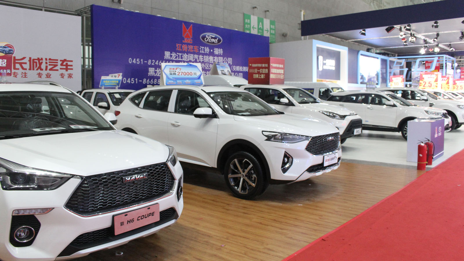 En menos de una década su expansión ha sido exponencia.  /></p><p>El crecimiento de las matriculaciones de coches chinos no es casualidad ni un fenómeno pasajero. En lo que va de año, las cifras muestran un aumento progresivo que se apoya en una estrategia clara: una mezcla de modelos con diferentes motorizaciones que van más allá de los eléctricos puros, incluyendo gasolina, híbridos enchufables y no enchufables. De hecho, <strong>el 38% de los coches chinos vendidos en España son gasolina, seguidos por un 27% híbridos enchufables y un 17% eléctricos puros</strong>, reflejando la preferencia del mercado español por la diversidad.</p>
<blockquote><p>Relacionado:</p><p><a href=