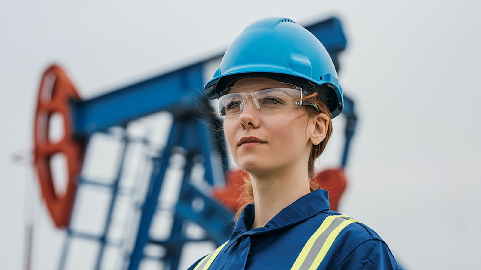 Trabajadora de la petrolera serbia NIS. - NIS