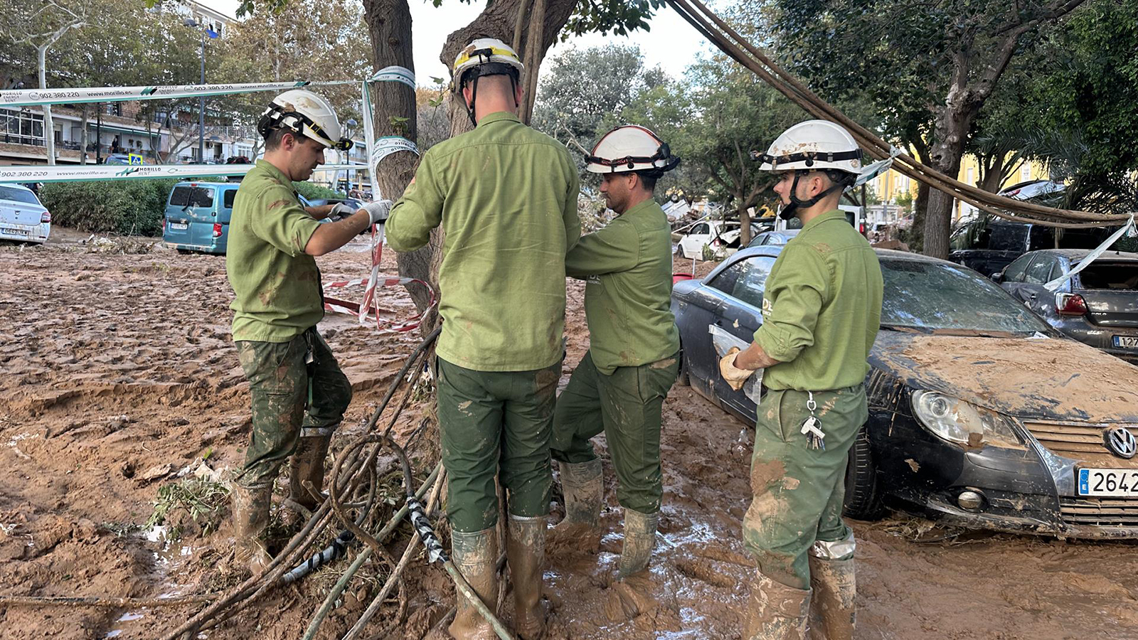 Personal de Iberdrola trabaja en reparaciones en la zona afectada por la DANA. - Iberdrola