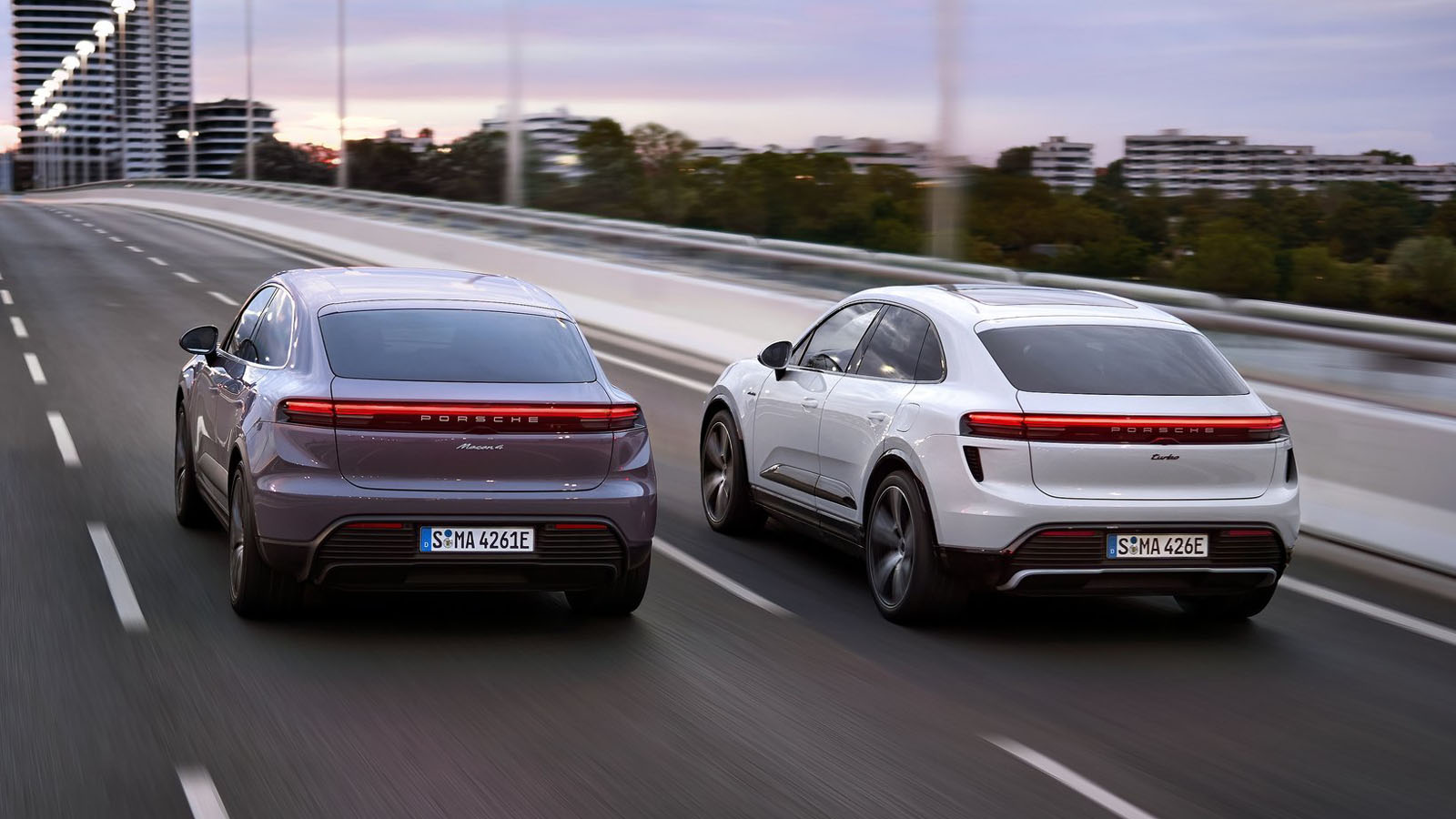 Las ventas no han ido como ellos esperaban. - Porsche /></p><p>Hablar de la historia del Macan eléctrico es casi hacerlo como de una relación. Cuando se presentó a principios de 2024, el movimiento parecía lógico sobre el papel. <strong>El SUV compacto era uno de los pilares comerciales de Porsche</strong> y la transición a una plataforma específica de cero emisiones encajaba con los objetivos de CO₂ y con el relato de innovación tecnológica de la marca.</p>
<p>Si bien ambos modelos convivieron unos meses, l<strong>a firma fue retirando de manera progresiva el Macan de combustión en Europa</strong>, empujando a los clientes hacia el nuevo eléctrico, mientras mantenía ambas variantes conviviendo en otros mercados como Estados Unidos. Pero las <strong>cifras, sin embargo, empezaron a contar una historia más matizada.</strong></p>
<blockquote><p>Relacionado:</p><p><a href=