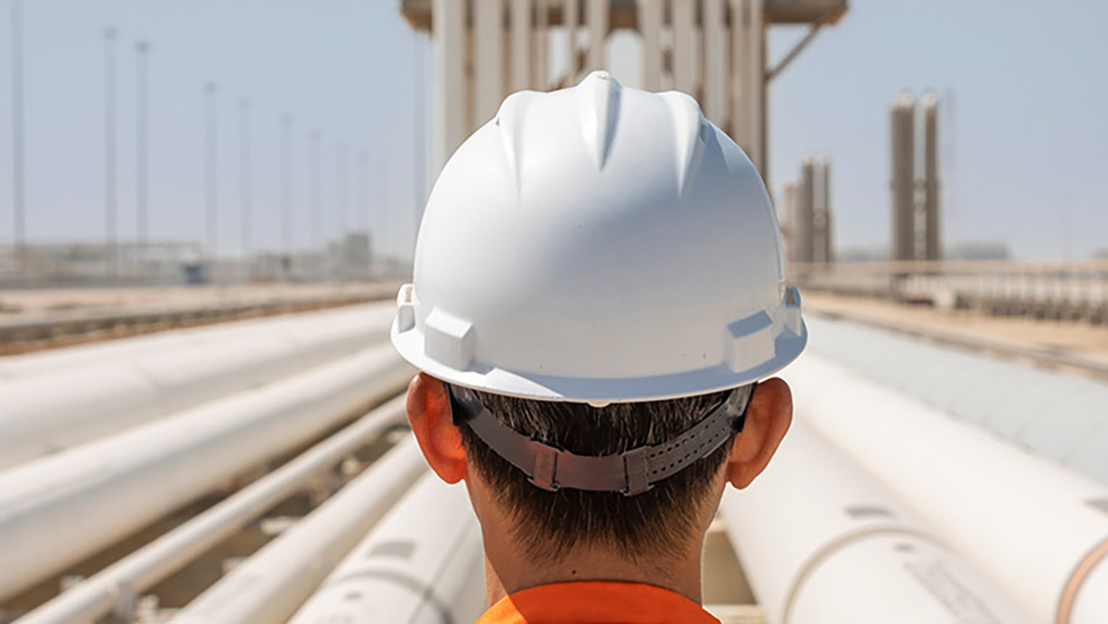 Trabajador de QatarEnergy en unas instalaciones de gas natural. - QatarEnergy