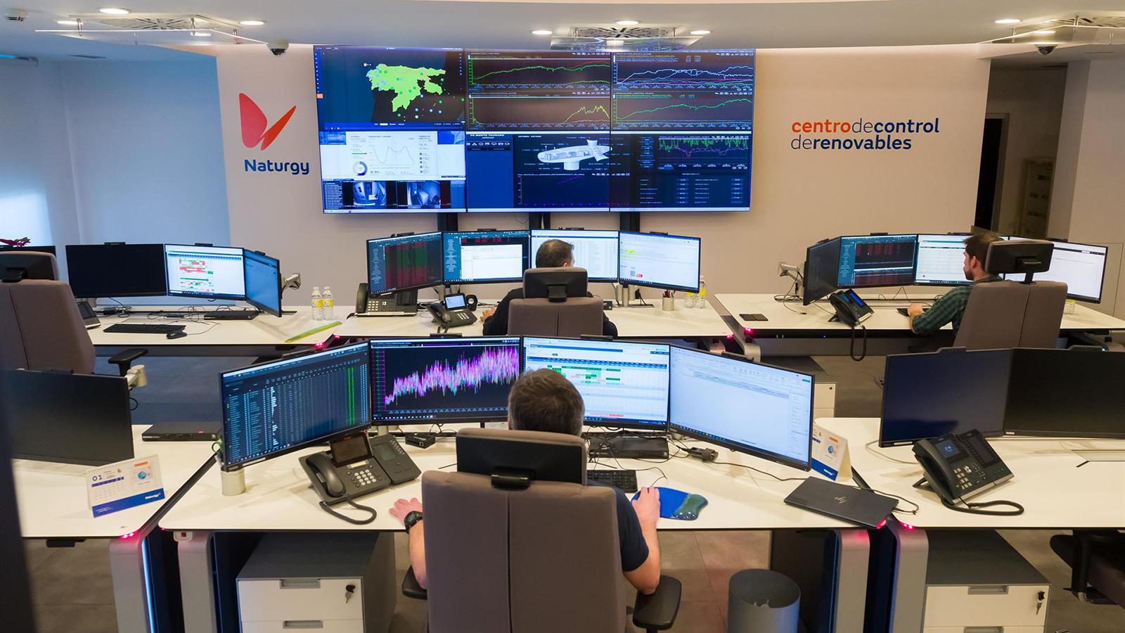 Naturgy integra la gestión de su energía solar y eólica en España en un nuevo centro de control en A Coruña. - Naturgy /></p><h3>¿Quién debería hacer trading?</h3>
<p>En un mercado de la energía tan complejo como el actual, prácticamente todos los actores necesitan contar, de manera directa o indirecta, con una estrategia de trading o de cobertura. Incluso aquellos que no disponen de equipos especializados pueden apoyarse en plataformas, acuerdos con mayoristas o asesores externos para gestionar su exposición al riesgo.</p>
<p>Las pequeñas comercializadoras, aunque no tengan un equipo de traders, pueden recurrir a este tipo de soluciones para equilibrar sus compras en el mercado y evitar pérdidas. Los promotores de renovables, aun teniendo firmados PPAs, requieren estrategias de trading para cubrir riesgos de perfil y desvíos, mientras que en proyectos sin contratos a largo plazo el trading resulta fundamental para maximizar ingresos.</p>
<p>Los consumidores industriales, especialmente los electrointensivos, no pueden asumir el riesgo de picos de precio inesperados, por lo que suelen combinar contratos indexados con coberturas parciales que estabilicen sus costes. En el caso de los proyectos con baterías, el trading es el núcleo de su actividad y su rentabilidad depende de prever correctamente la evolución de los precios y operar en función de esas señales.</p>
<p>Finalmente, los inversores y gestores de activos también necesitan estrategias de trading o de cobertura para estabilizar flujos y valorar adecuadamente sus activos en un entorno de alta incertidumbre.</p>
<h3>La evolución del trading de energía: del riesgo a la estrategia</h3>
<p>El trading de energía ha pasado de ser una actividad reservada a expertos financieros a convertirse en una herramienta esencial para la gestión estratégica de cualquier empresa del sector de la energía. La creciente volatilidad, la integración masiva de renovables y la incertidumbre regulatoria hacen que no participar en el mercado con una estrategia activa o de cobertura sea más arriesgado.</p>
<p>En este contexto, las previsiones de precios y otras variables del mercado son una necesidad. Porque, en definitiva, en el trading de energía, el conocimiento del futuro, aunque nunca sea perfecto, es la mejor defensa frente a la incertidumbre.</p>
<h3>El papel del trading en la transición energética</h3>
<p>Este artículo forma parte de una serie dedicada a los distintos <a href=