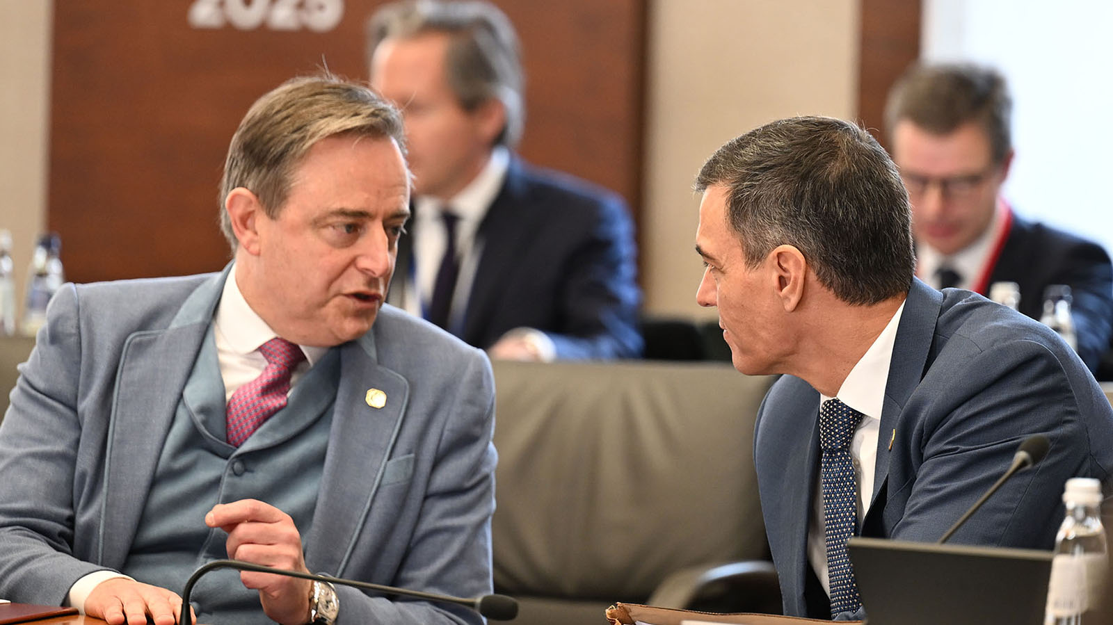 El presidente del Gobierno, Pedro Sánchez, conversa con el primer ministro de Bélgica, Bart De Wever. - Moncloa/BorjaPuig de la Bellacasa y Pool UE
