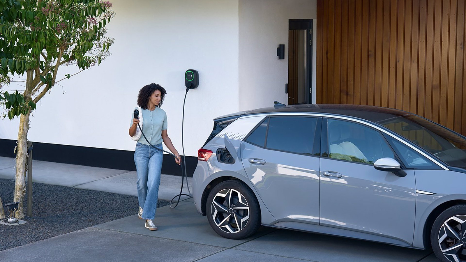 Evitar bajar del 10% para cargarlo en casa.  - Wallbox /></p><p><strong>Tampoco se recomienda dejar el coche estacionado con niveles bajo el 10% o cerca del 100% por períodos largos</strong>, mientras que es aconsejable estacionarlo en lugares con temperatura controlada. Un detalle que parece nimio pero que ayuda, y mucho, es mantener el software actualizado para optimizar la gestión energética y evitar desgaste innecesario. Por último, es conveniente realizar ciclos completos de carga de vez en cuando para calibrar el sistema. Este enfoque no solo alarga la vida de la batería, sino que también <strong>contribuye a una <a href=