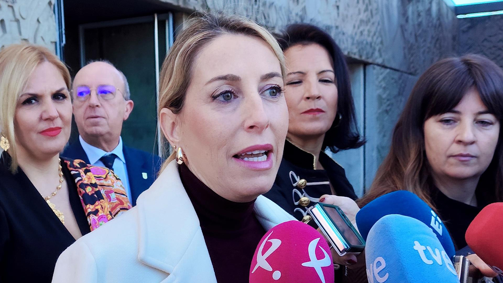 La presidenta de la Junta, María Guardiola, atiende a los medios de comunicación en Mérida. - Europa Press