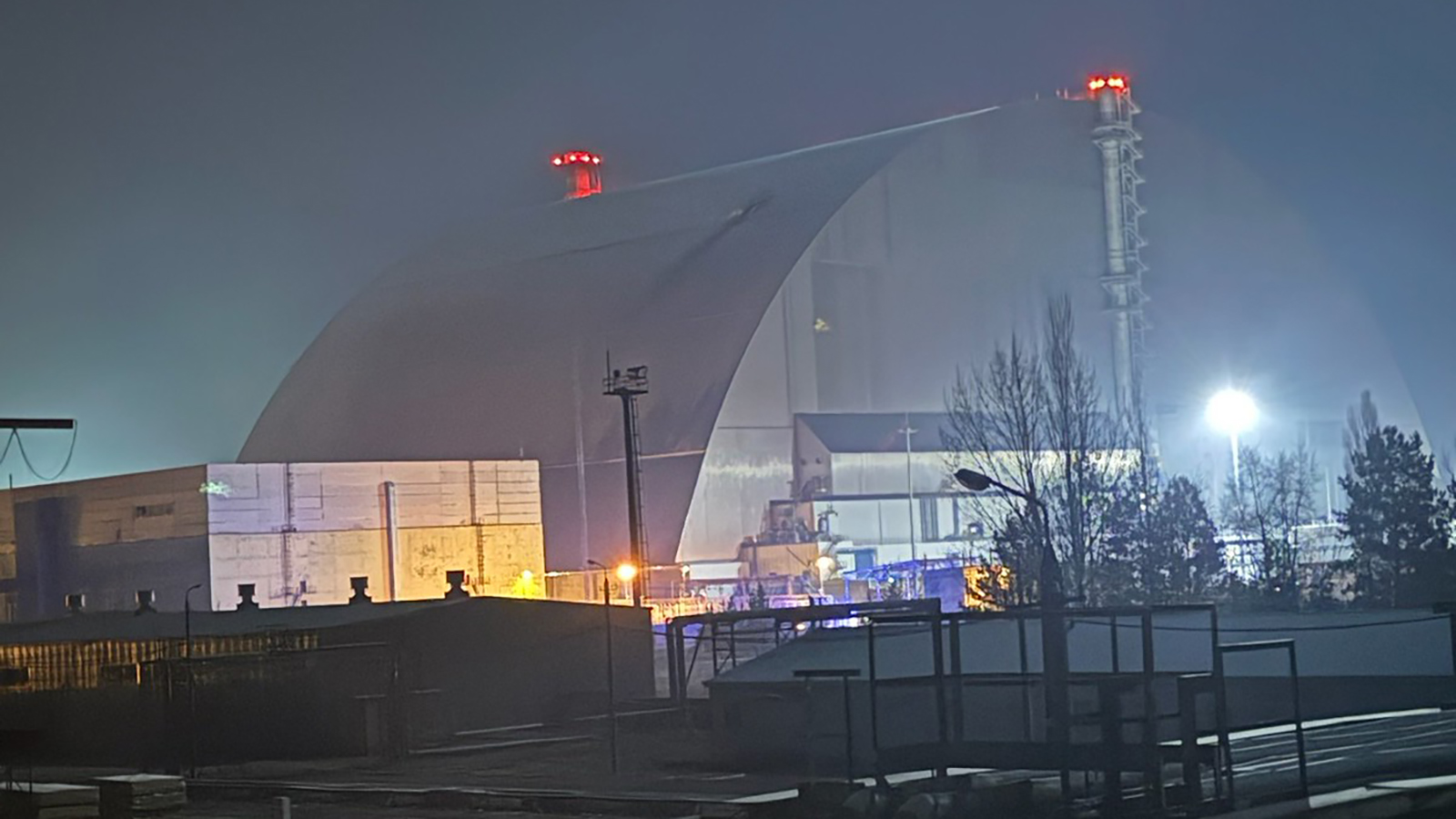 Incendio en el Nuevo Confinamiento Seguro (NSC) en el sitio de la central nuclear de Chernóbil tras un ataque con drones el 14 de febrero de 2025. - OIEA
