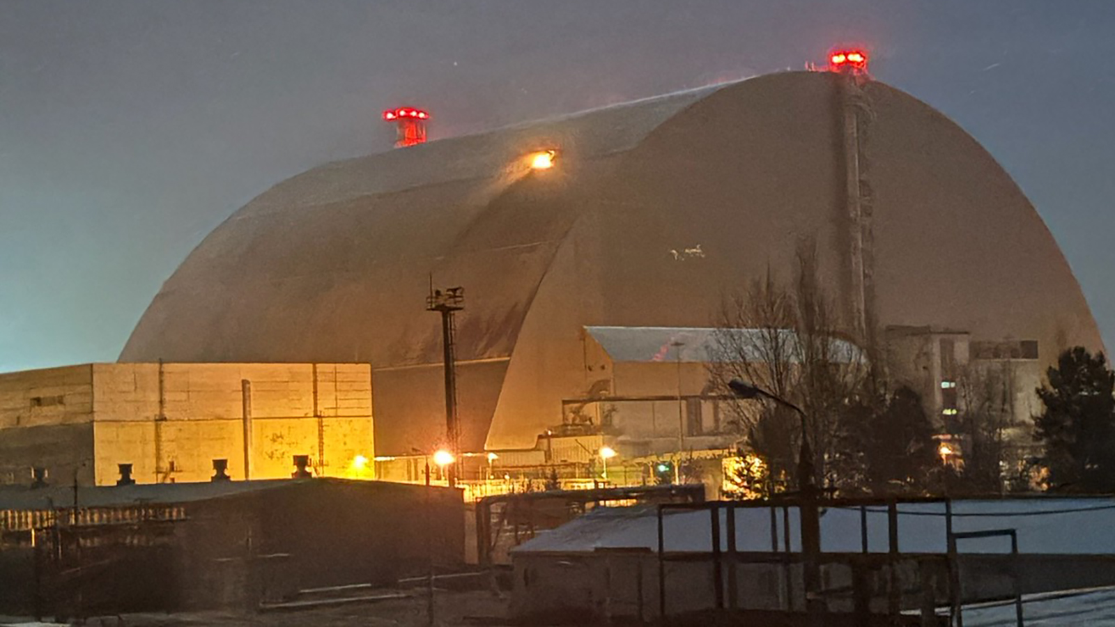 Incendio en el Nuevo Confinamiento Seguro (NSC) en el sitio de la central nuclear de Chernóbil tras un ataque con drones el 14 de febrero de 2025. - OIEA