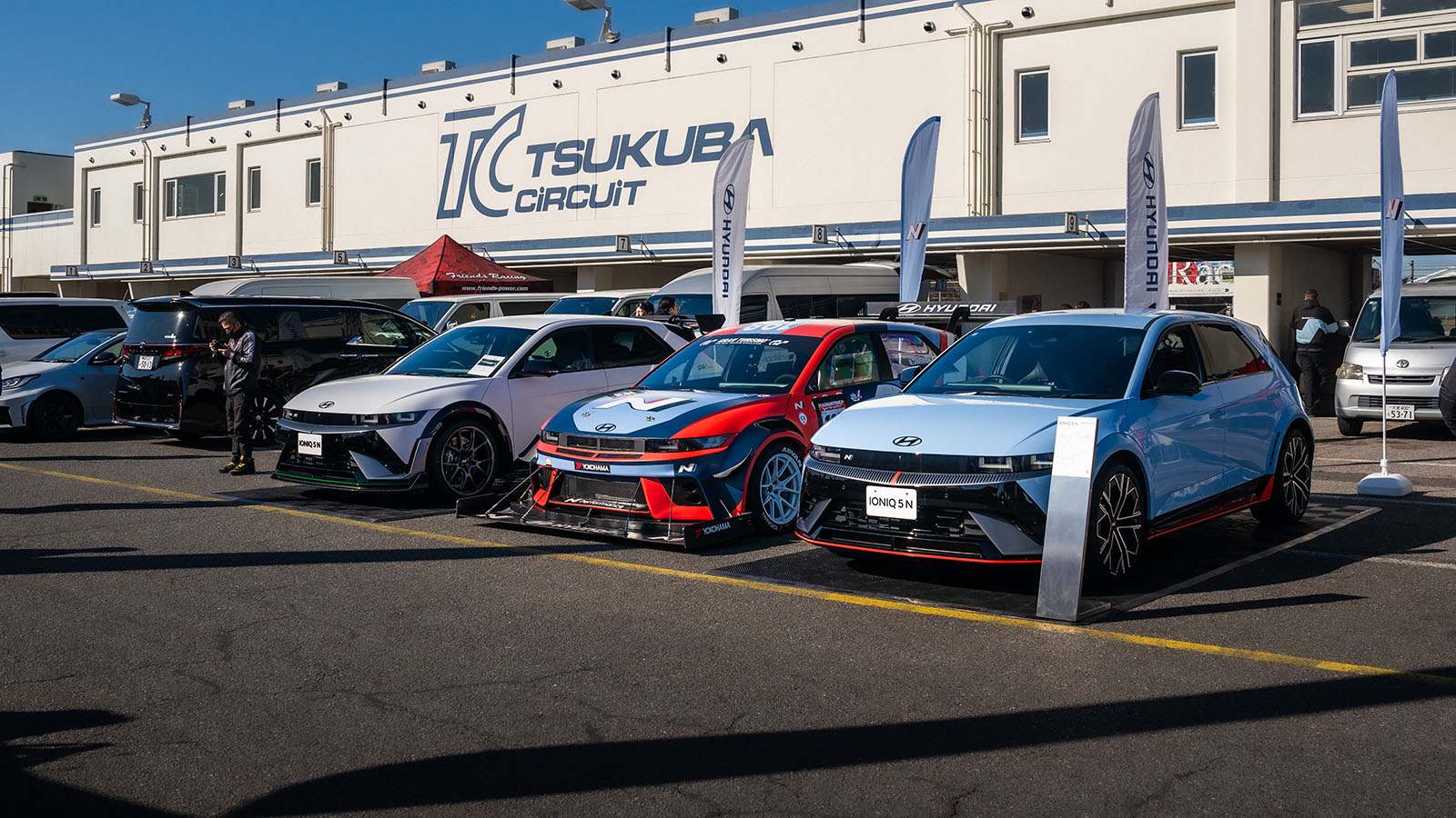 Algunos eléctricos emiten ya sonidos casi como los de combustión.  - Hyundai /></p><p>Pero es que normativa AVAS, aprobada en 2017 y obligatoria desde 2021, surgió de ciertos datos alarmantes: <strong>los eléctricos duplicaban atropellos a peatones en maniobras lentas</strong>. El sonido debe ser continuo, variar con la velocidad y no exceder límites para no agravar la polución acústica. Ahora, la Comisión <strong>quiere cerrar la puerta a extras: nada de ruidos “emocionales” que superen lo esencial.</strong></p>
<blockquote><p>Relacionado:</p><p><a href=