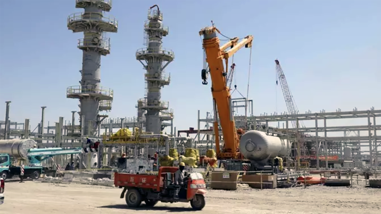 Planta de procesamiento de gas natural en construcción en el campo petrolero de Maysan, en Irak. - Europa Press/Contacto/Khalil Dawood