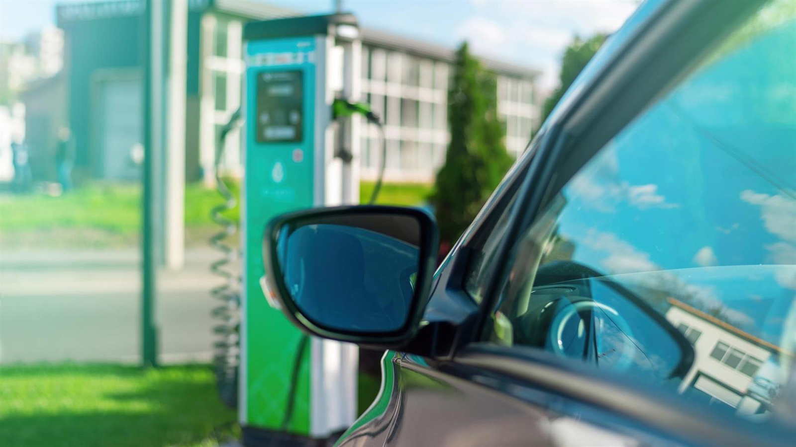 Aedive advierte de que cada mes sin ayudas al coche eléctrico se pierden 500 millones y 260 empleos. - Aedive