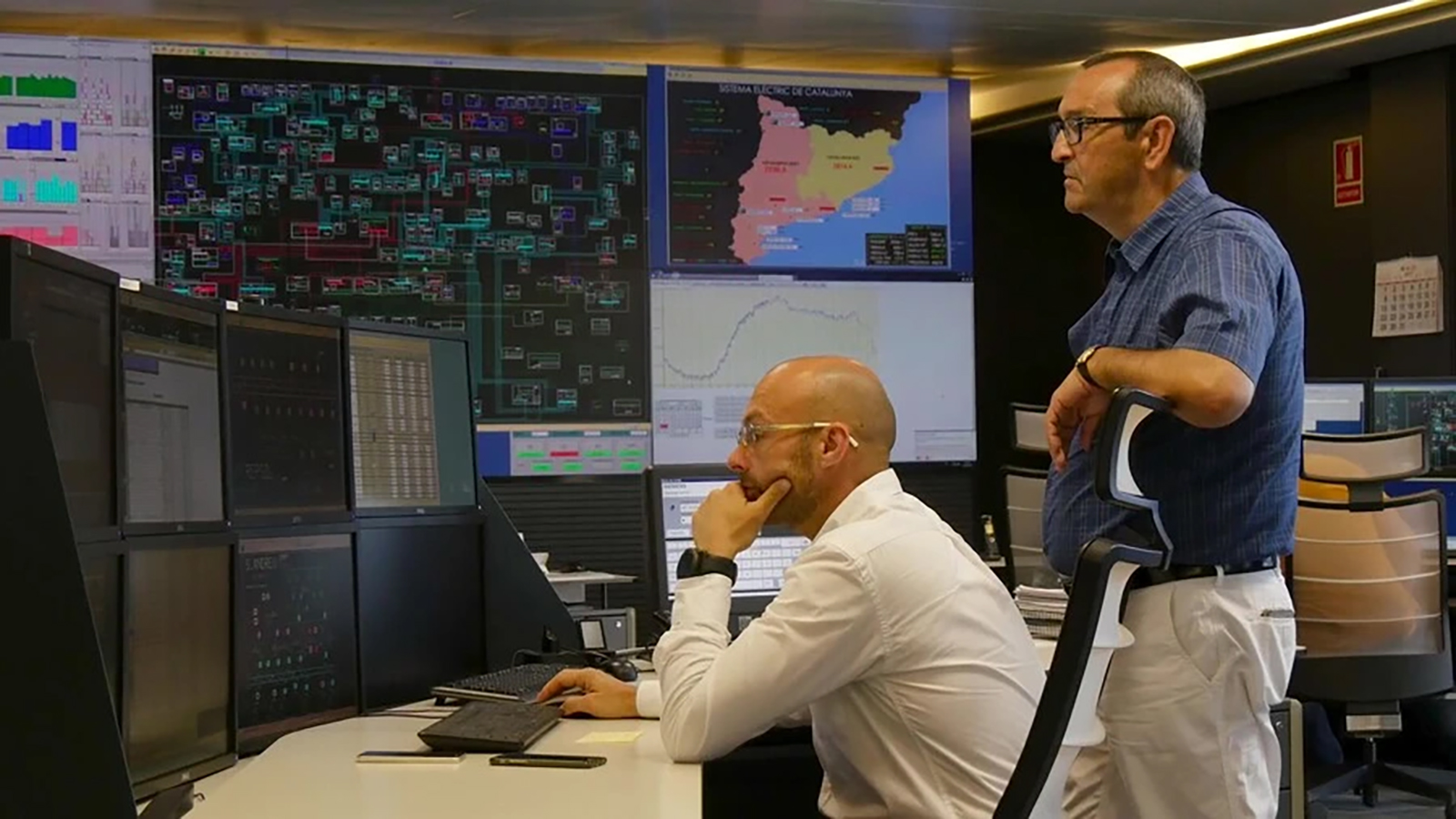 Un centro de control de Endesa. - Endesa /></p><h3>El papel estratégico de los centros de control</h3>
<p>Los centros de control son el cerebro del sistema energético. Pero como cualquier cerebro, su eficacia depende de la calidad de la información que reciben y del nivel de coordinación entre sus distintas partes. Mejorar las previsiones y fortalecer los mecanismos de decisión conjunta no es una opción, es una necesidad crítica para evitar nuevos apagones y asegurar la <strong>transición energética</strong>.</p>
<p>En este contexto, resulta imprescindible dotarse de herramientas de previsión y apoyo a la toma de decisiones, especialmente aquellas que integran inteligencia artificial para el análisis y tratamiento de grandes volúmenes de datos. <a href=