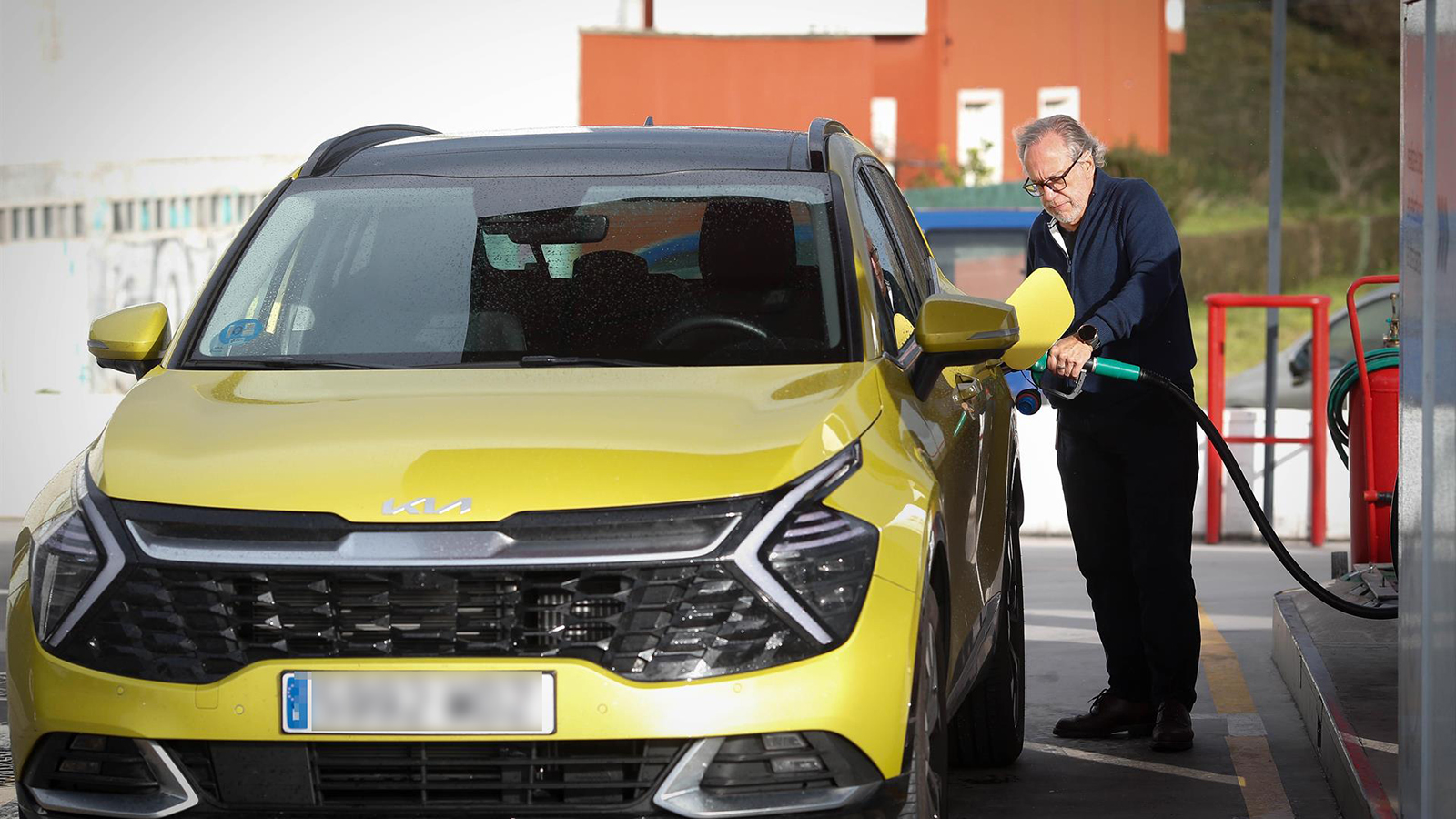 Un hombre reposta combustible en una gasolinera. - Carlos Castro-Europa Press 