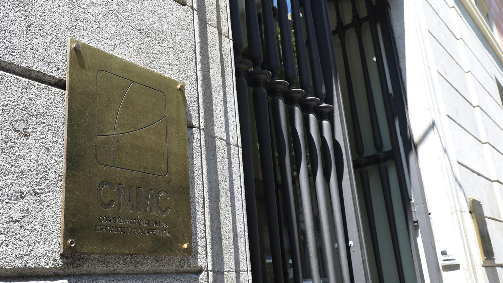 Puerta principal de la Comisión Nacional de los Mercados y la Competencia (CNMC) en Madrid.  - Marta Fernández - Europa Press 