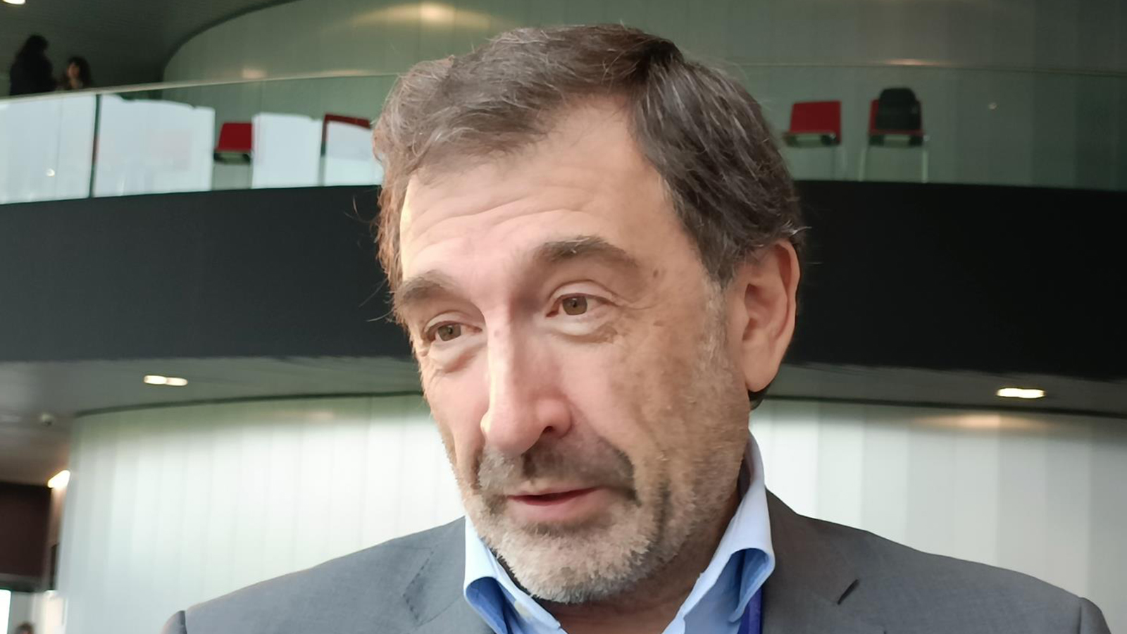 El director general de Anfac, José López-Tafall. - Europa Press /></p><p>Desde la Asociación Española de Fabricantes de Automóviles y Camiones <strong>(ANFAC), se ha valorado de forma positiva esta postura del Congreso</strong>. ANFAC ha resaltado que mantener el actual sistema de etiquetas aporta seguridad y claridad al consumidor, evitando cambios que podrían complicar el proceso de compra sin aportar beneficios claros en esta etapa de crecimiento de la movilidad electrificada. En sus declaraciones, la asociación subrayó la importancia de <strong>continuar impulsando políticas que incentiven la electrificación</strong> y la sostenibilidad, pero respetando los marcos ya establecidos y comprensibles para el público.</p>
<p>Si bien la Ley de Movilidad Sostenible sienta las bases para un modelo de transporte más eficiente y bajo en emisiones, opta por no revisar el sistema de etiquetado ambiental de la DGT para no interferir en el mercado ni confundir a los compradores. Esta decisión <strong>refleja un equilibrio entre la necesidad de avanzar en sostenibilidad</strong> y el pragmatismo de mantener claridad en las herramientas reguladoras que usan los ciudadanos.</p></div></body></html>