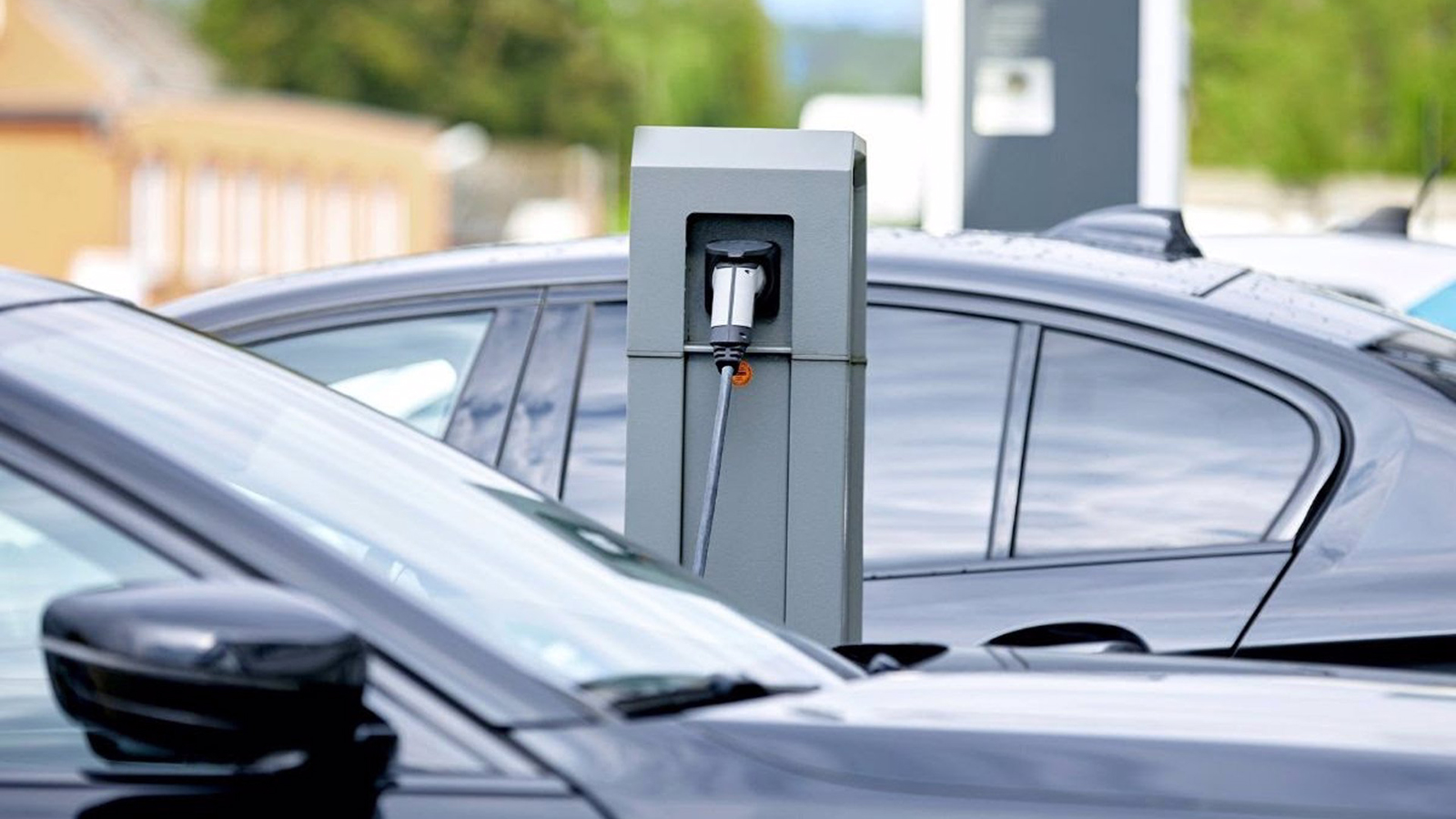 Punto de recarga de vehículo eléctrico en Madrid. - Aedive /></p><p>Ahora bien, para poder beneficiarse del descuento CAE es imprescindible que el coche entregado <strong>pertenezca a la misma categoría</strong> que el coche que se adquiere, es decir, que si entregamos un <strong>turismo se compre un turismo y similar con un comercial</strong>, lo que no podemos hacer es combinar segmentos ni tipos de vehículo. Sin embargo, donde <strong>no hay impedimento es en el tipo de combustible</strong> e incluso si entregas un híbrido enchufable por un eléctrico, el certificado se generará igualmente, el ahorro energético será menor pero la validez será la misma.</p></div></body></html>