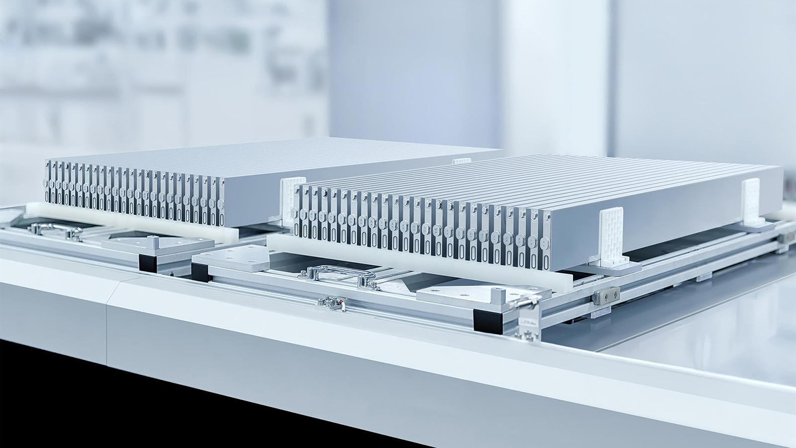 La 'blade 'battery' de BYD supera una prueba de perforación de la batería y aguanta más de 300 grados. - BYD /></p><p>Un escenario en el que sobran baterías y faltan pedidos abre varios frentes. Por un lado, <strong>presiona a la baja los márgenes de fabricantes de celdas y obliga a buscar salidas alternativas</strong>, como el almacenamiento estacionario, aplicaciones industriales o acuerdos de suministro fuera del automóvil. Por otro, puede dificultar el <strong>retorno de las grandes inversiones públicas</strong> y privadas ya comprometidas en gigafactorías, especialmente en regiones que llegan tarde y con costes más altos que Asia. ​</p>
<blockquote><p>Relacionado:</p><p><a href=