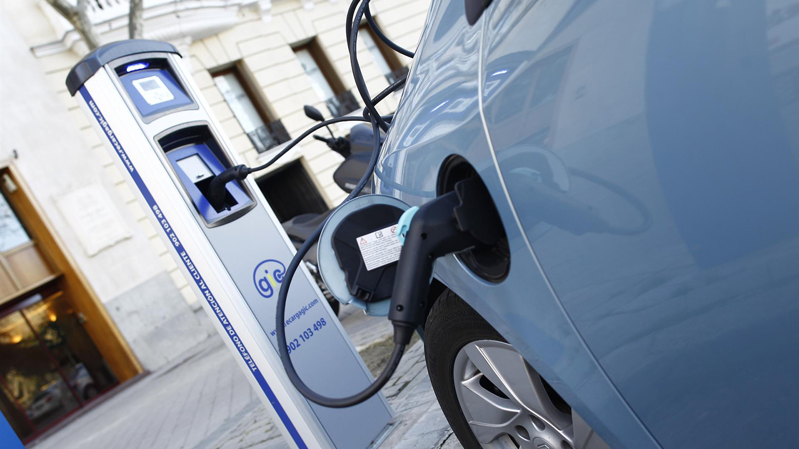 Suben pero todavía están lejos de los datos deseados.  - Europa Press /></p><p>Por su parte, los vehículos eléctricos siguen en crecimiento “aunque lejos de lo deseado”, tal y como expresan desde la patronal europea. En concreto, la cuota de mercado de los vehículos eléctricos hasta mayo es del 15,4%, tres puntos porcentuales más que hace un año, pero siguen teniendo un crecimiento muy pausado. No obstante, en lo que va de 2025, las matriculaciones de coches eléctricos alcanzaron las 701.089 unidades, cuando el año pasado las ventas eran de 677.953 entregas. Tres de los cuatro mayores mercados de la UE representan el 62% de las matriculaciones de coches eléctricos, como Alemania (+43,2%), Bélgica (+26,7%) y Países Bajos (+6,7%).</p>
<blockquote><p>Relacionado:</p><p><a href=