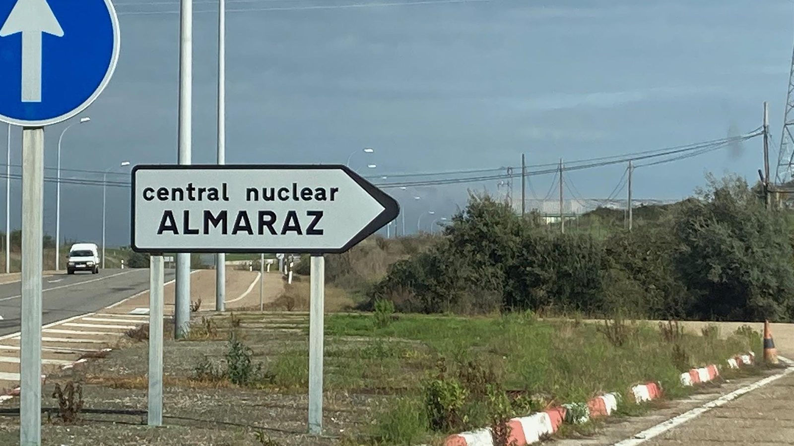 Señal hacia la Central Nuclear de Almaraz. - Europa Press
