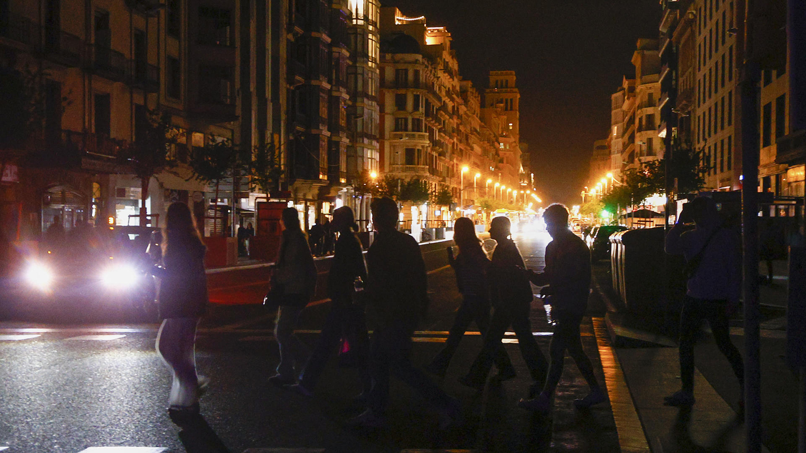 Cataluña ha vivido las primeras tres horas de apagón sumida en el caos. - EFE/Quique García